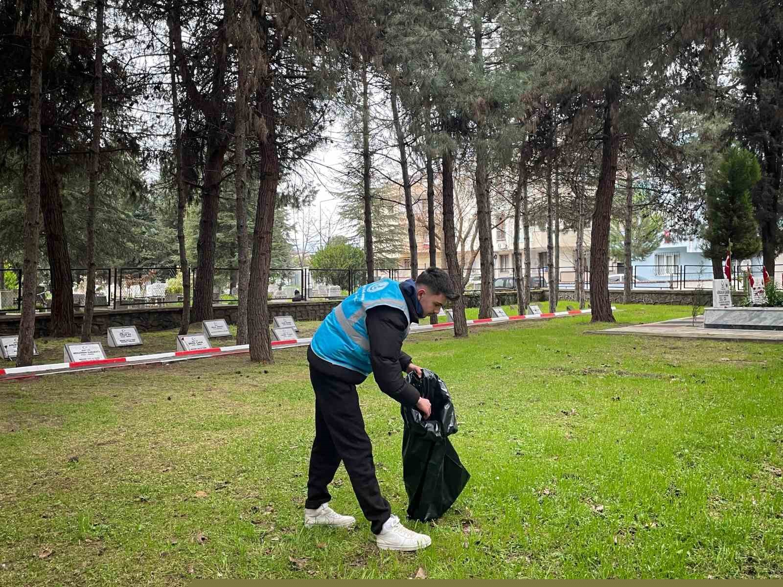 Bursa’da öğrencilerden şehit kabirlerine bayram temizliği
