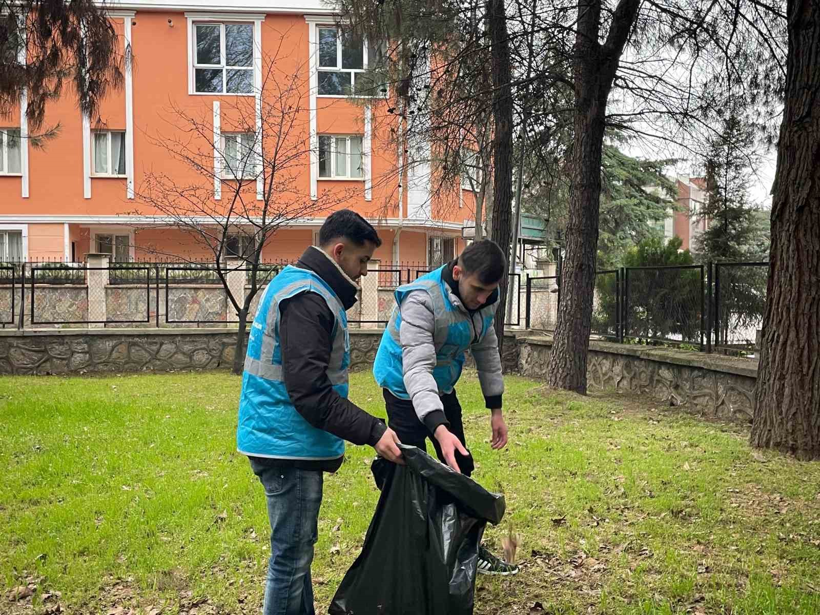 Bursa’da öğrencilerden şehit kabirlerine bayram temizliği
