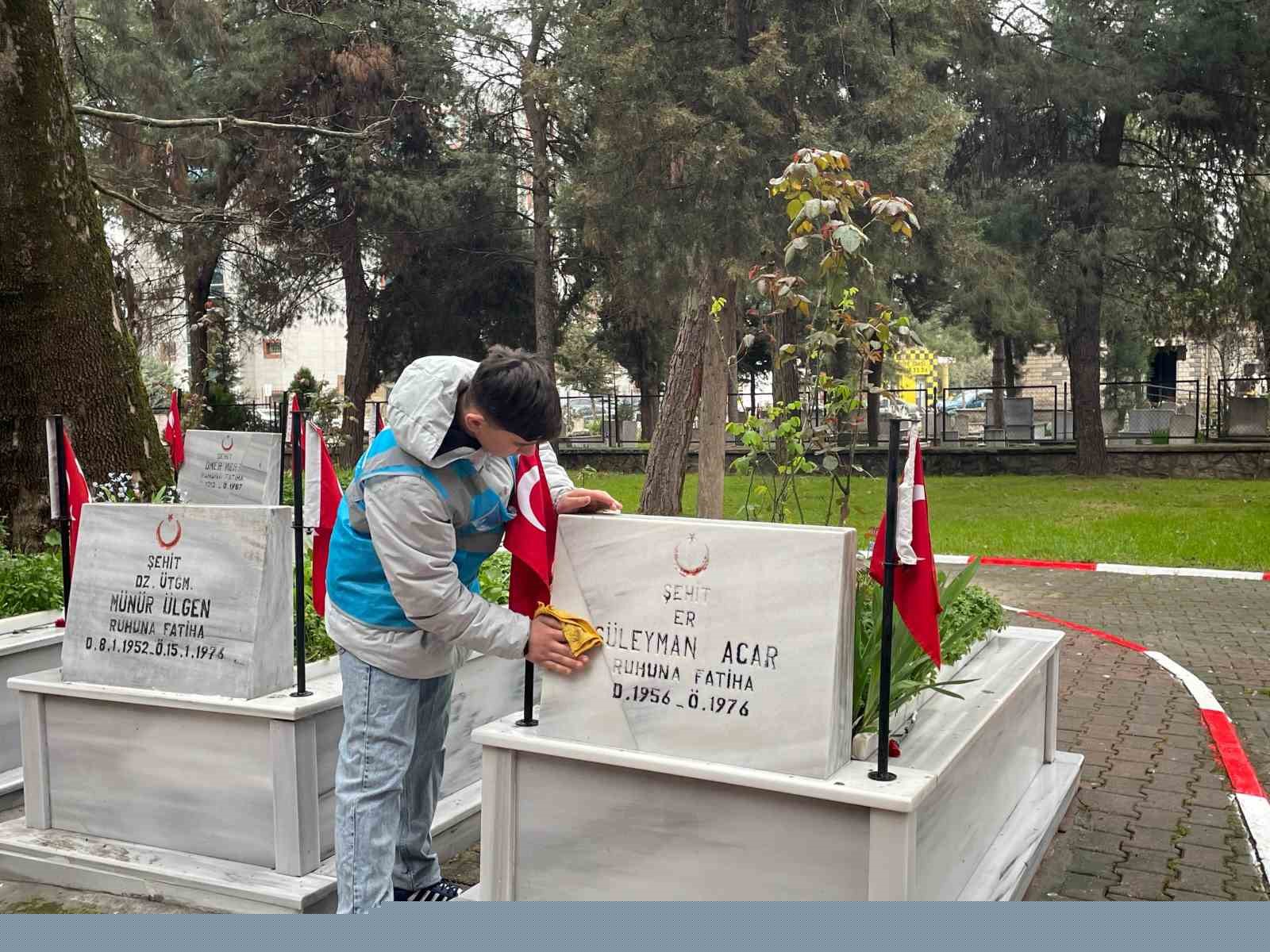 Bursa’da öğrencilerden şehit kabirlerine bayram temizliği
