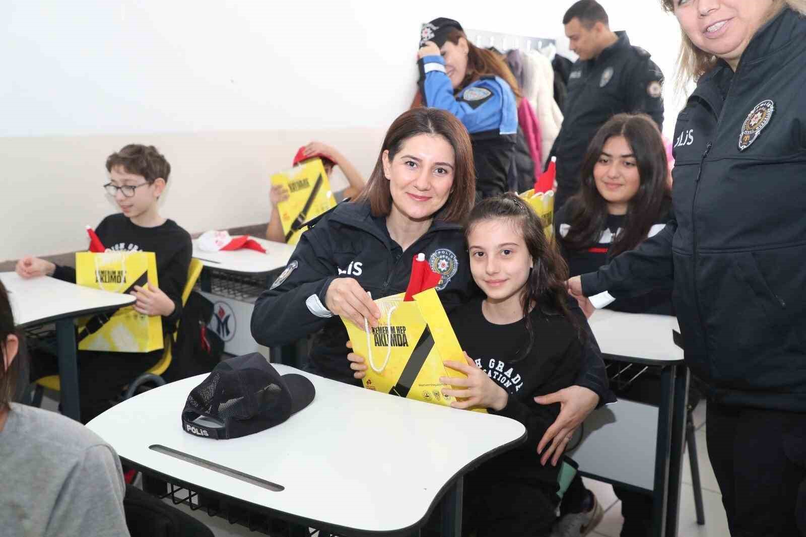 Bursa’da öğrencilere polislik tanıtımı ve güvenlik bilgilendirmesi
