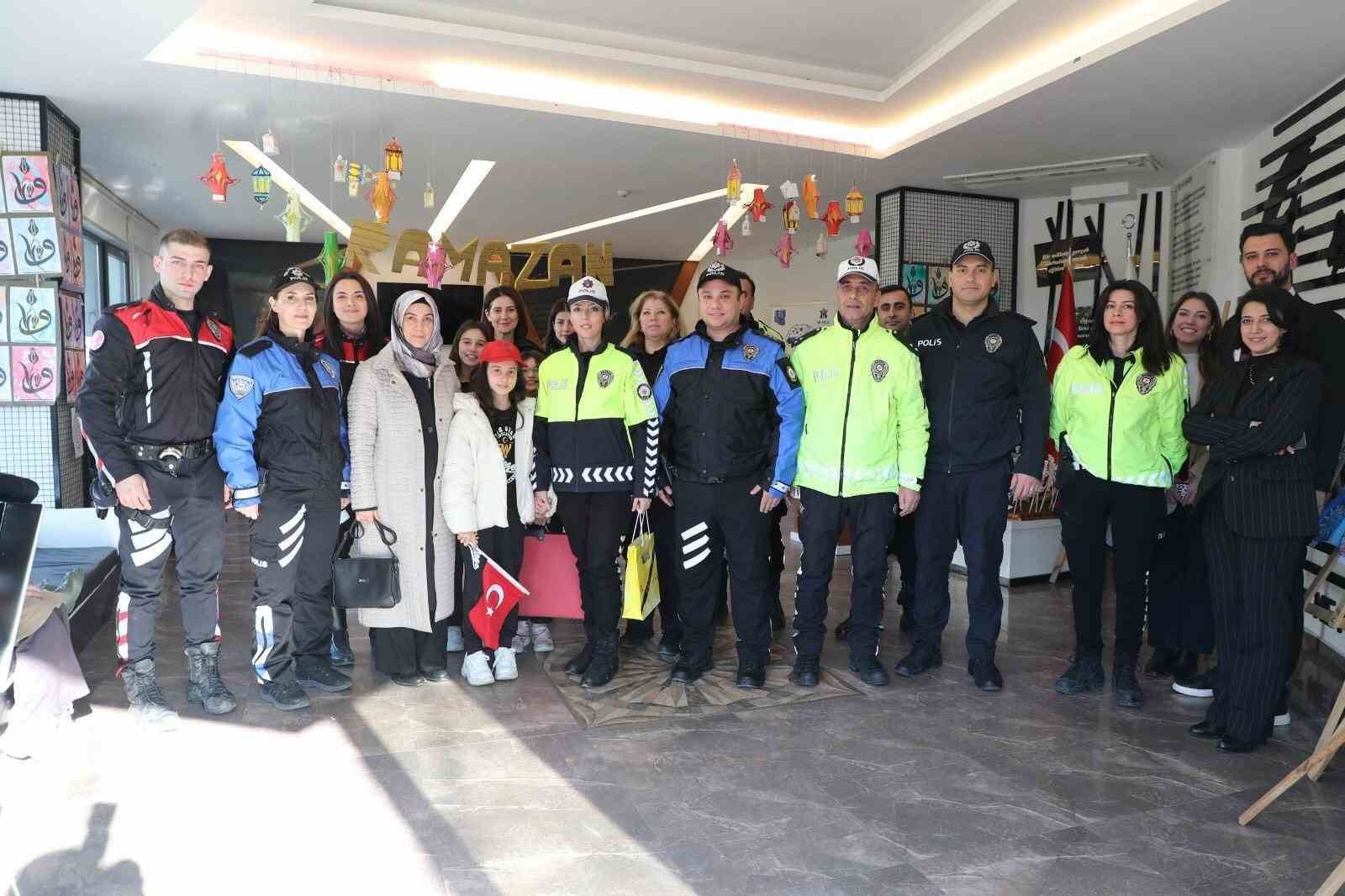 Bursa’da öğrencilere polislik tanıtımı ve güvenlik bilgilendirmesi
