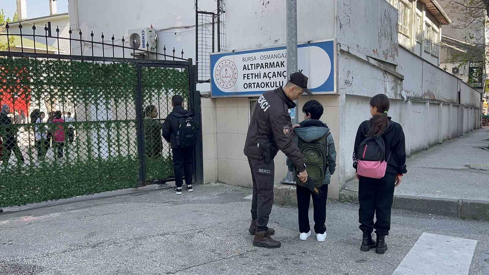 Bursa’da okullar daha güvenli...Her okula bekçi ve polis görevlendirildi
