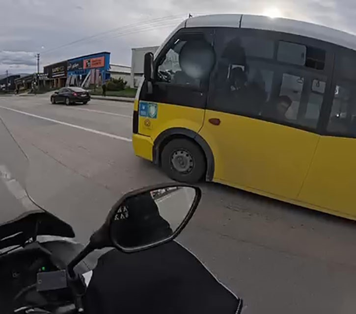 Bursa’da otobüs motosikletlinin önüne kırdı
