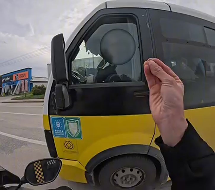 Bursa’da otobüs motosikletlinin önüne kırdı
