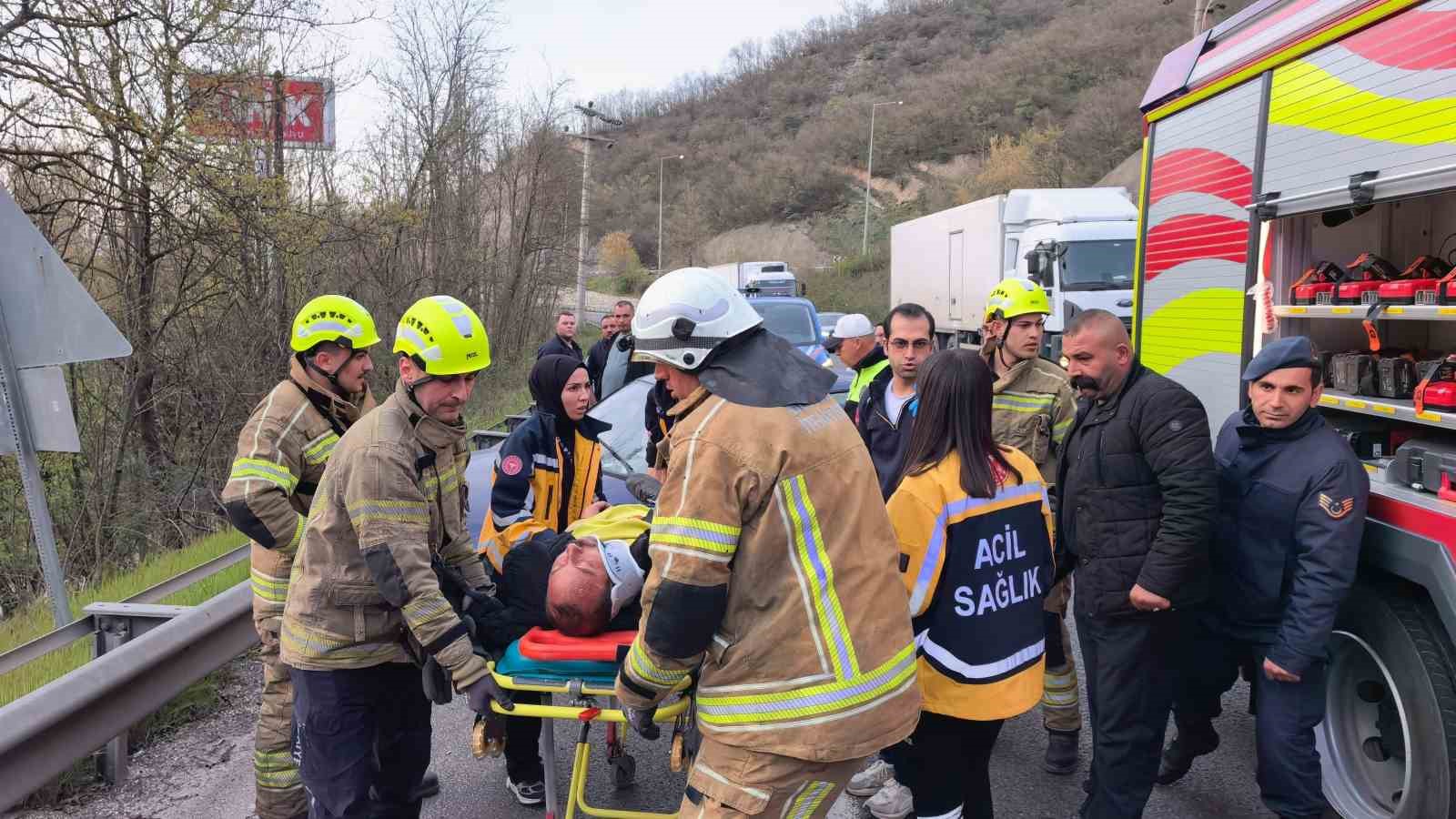 Bursa’da otomobil bariyerlere çarptı: 2 yaralı
