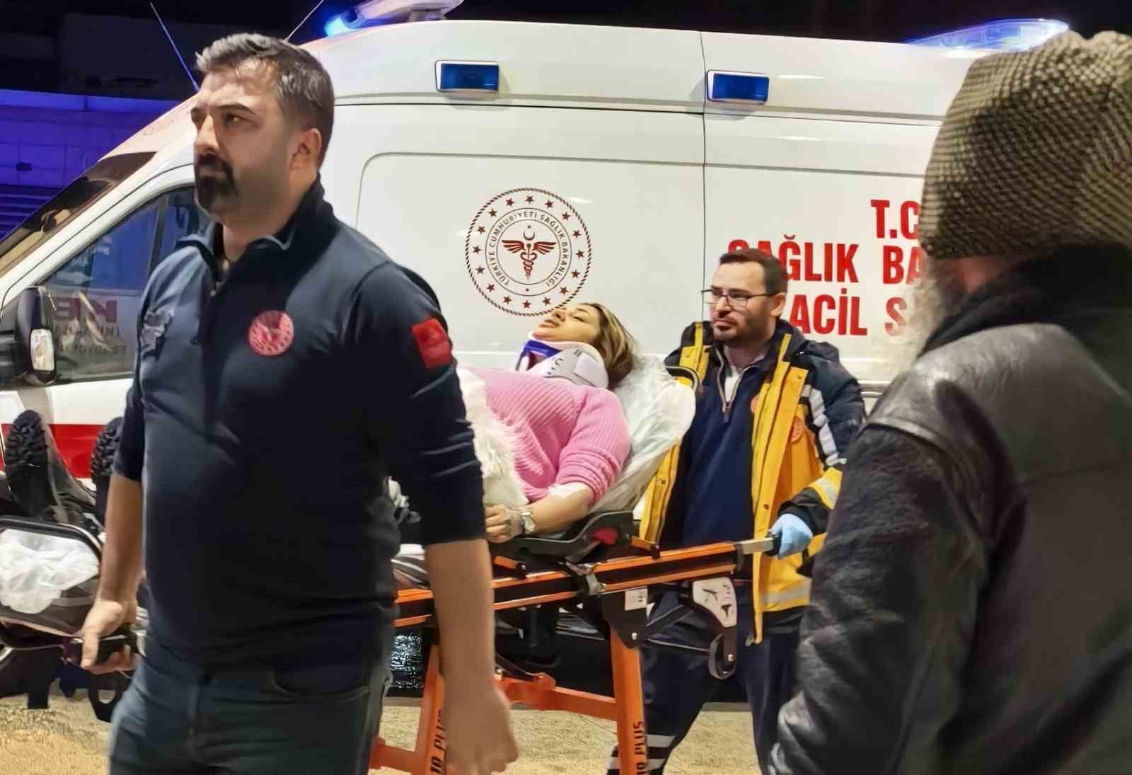 Bursa’da otomobil duvara çarptı: 2 yaralı
