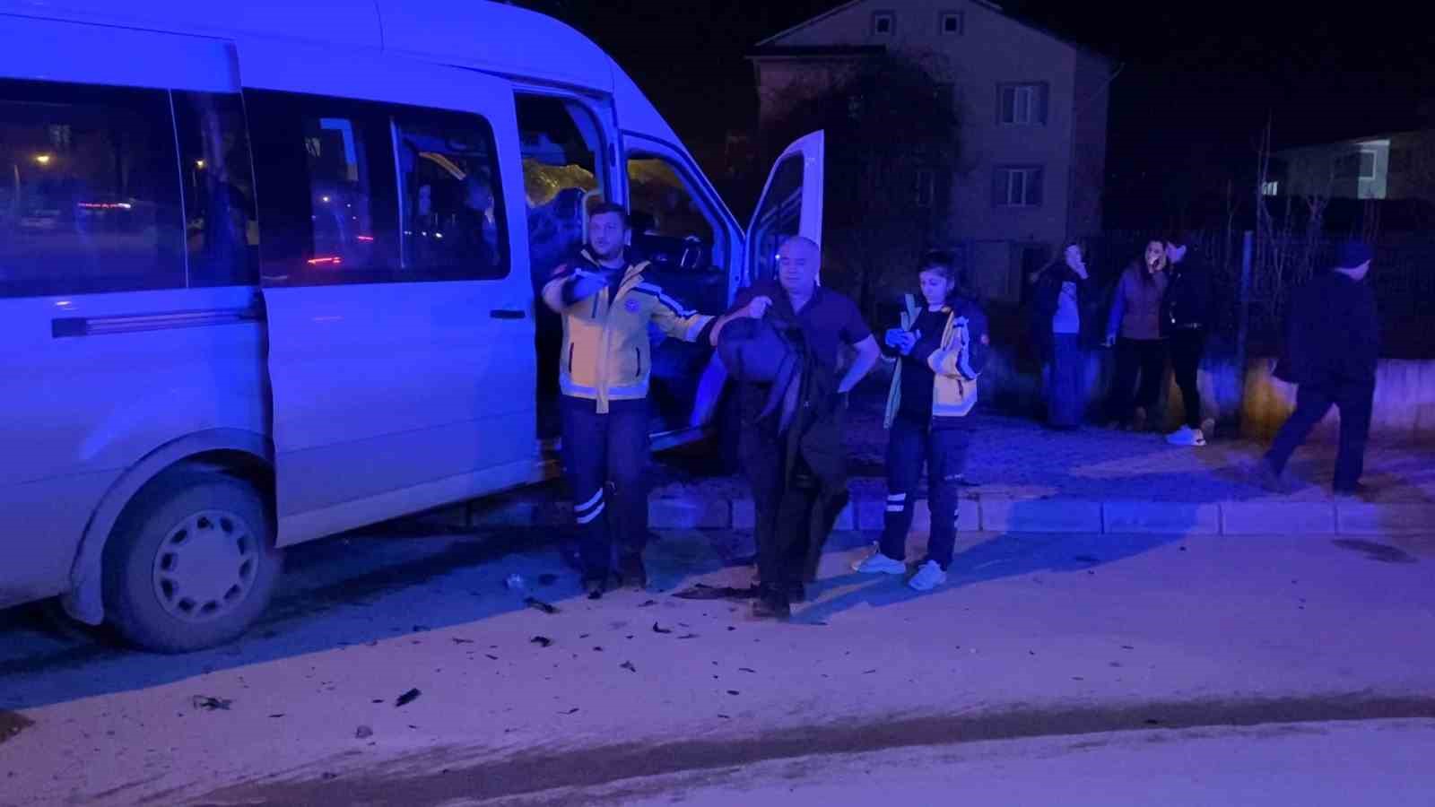 Bursa’da otomobil ile minibüs çarpıştı: 9 yaralı
