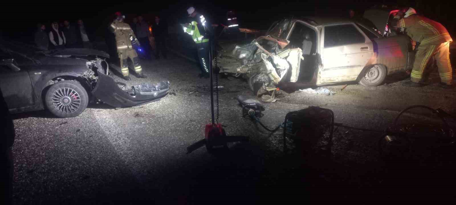 Bursa’da otomobiller kafa kafaya çarpıştı: 3 yaralı
