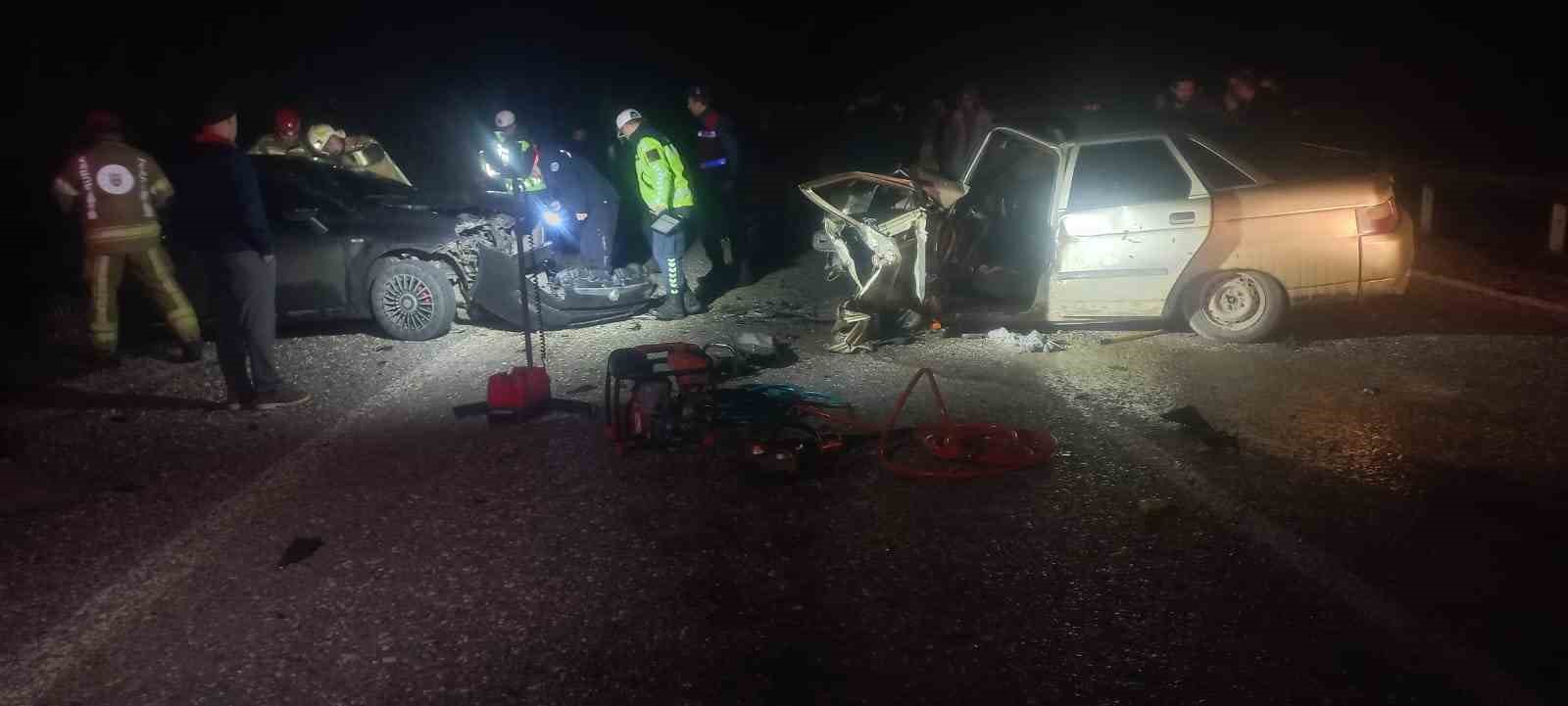 Bursa’da otomobiller kafa kafaya çarpıştı: 3 yaralı
