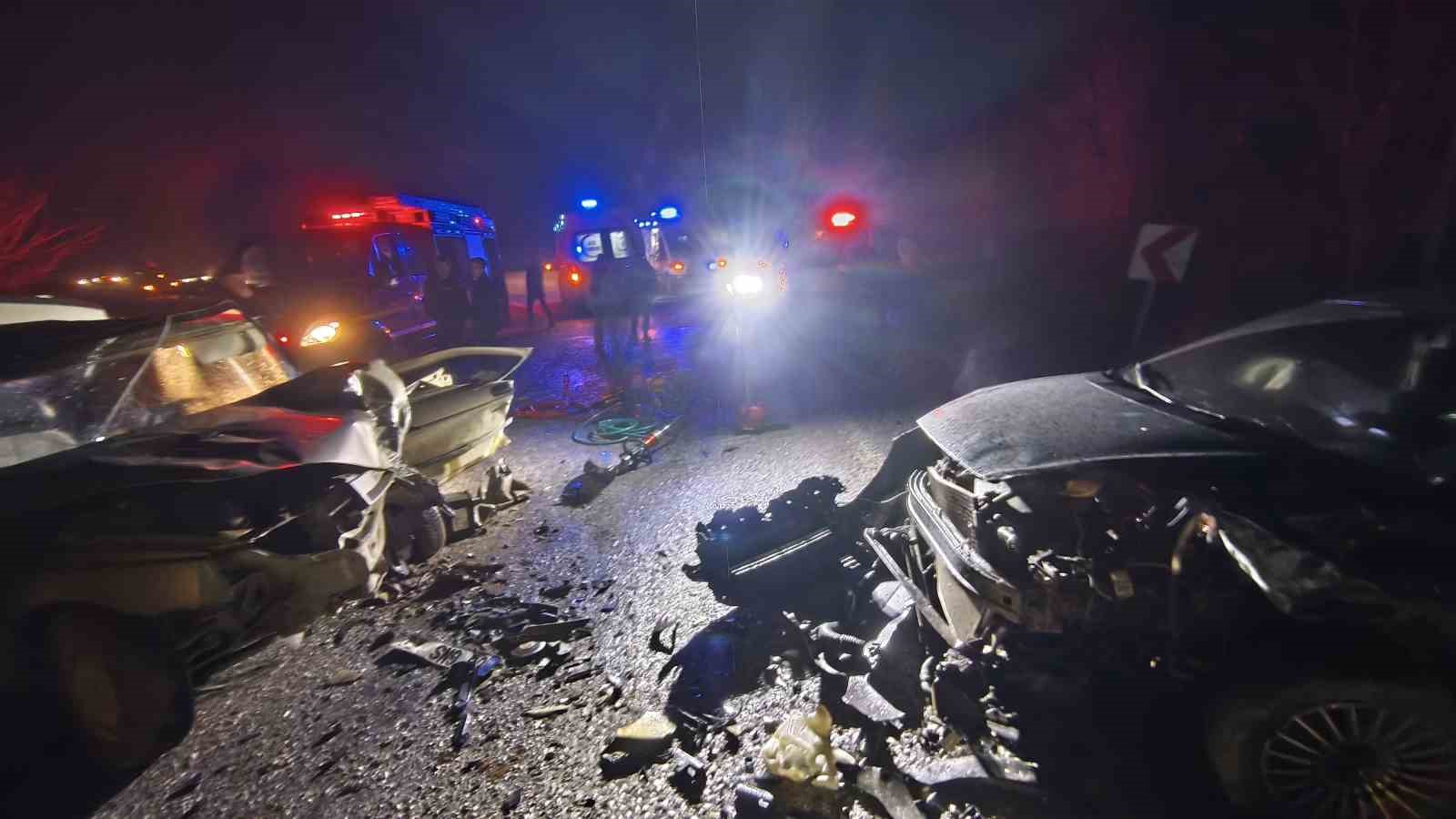 Bursa’da otomobiller kafa kafaya çarpıştı: 3 yaralı
