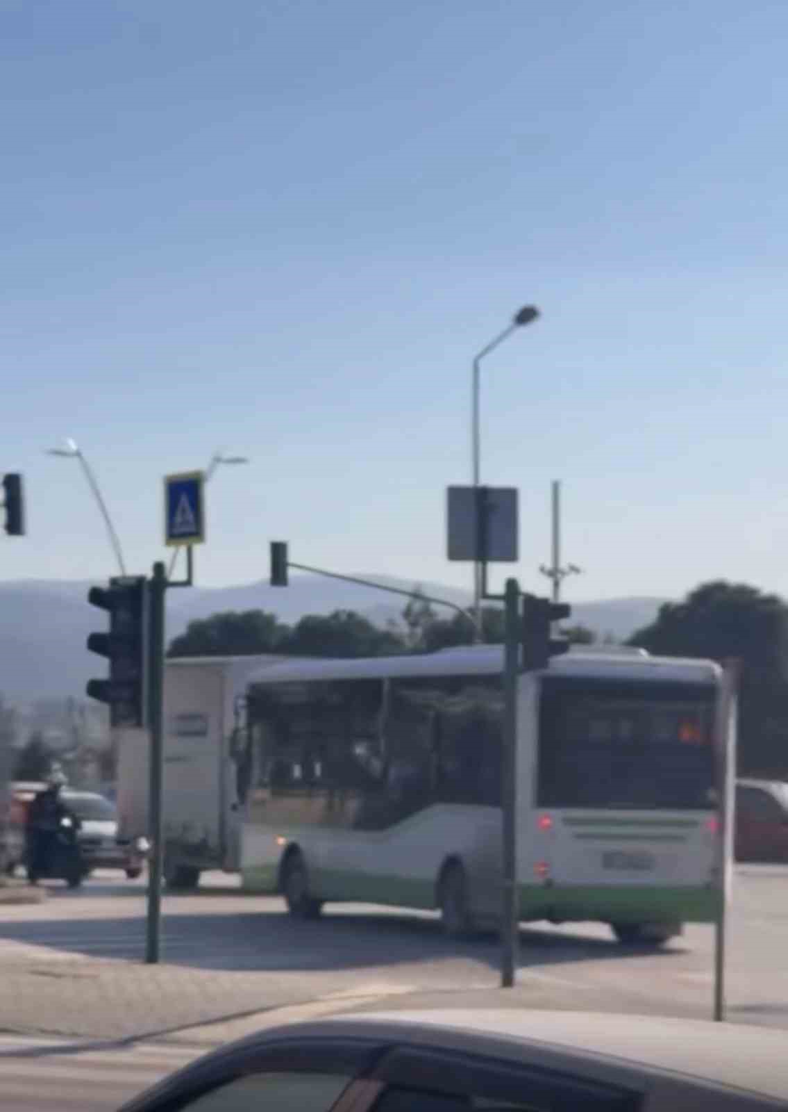 Bursa’da özel halk otobüsü ters şeride girdi
