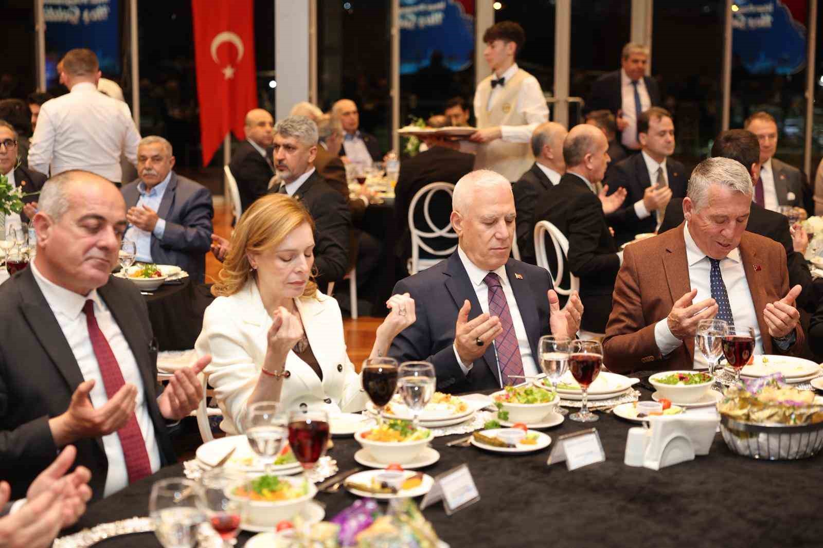 Bursa’da özlenen tablo...Mecliste su için tartıştılar, iftarda aynı sofrada buluştular
