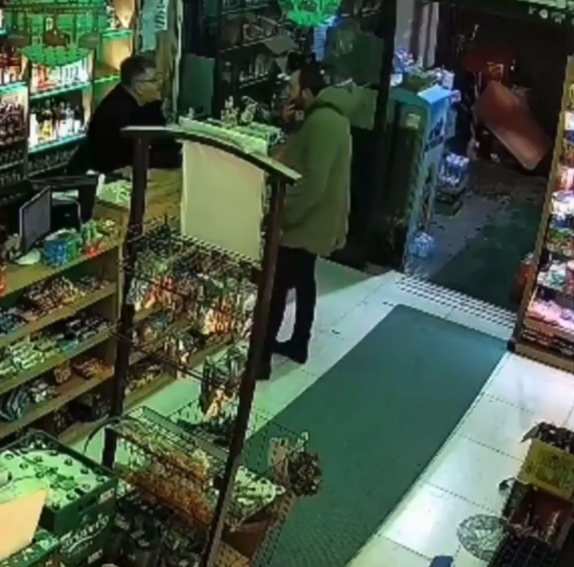 Bursa’da para üstü kavgası kamerada: Market savaş alanına döndü
