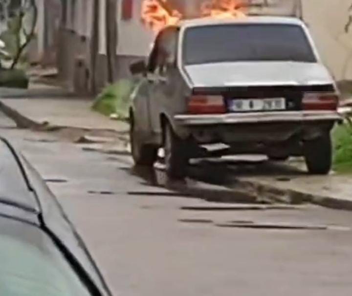 Bursa’da park halindeki otomobil alevlere teslim oldu
