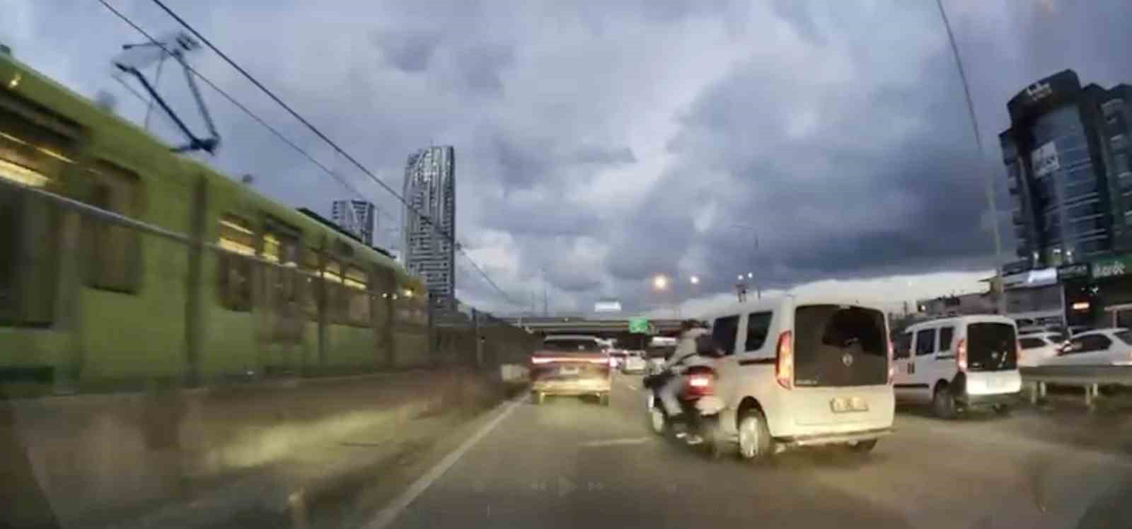 Bursa’da pes dedirten anlar: Motosikletliyle çarpıştı, ilk işi aracına bakmak oldu
