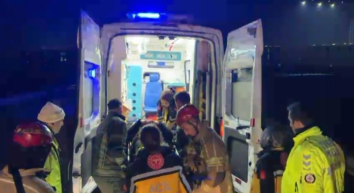 Bursa’da sabah saatlerinde korkunç kaza: Bariyerlere çarpan araçta 2 kişi ağır yaralandı
