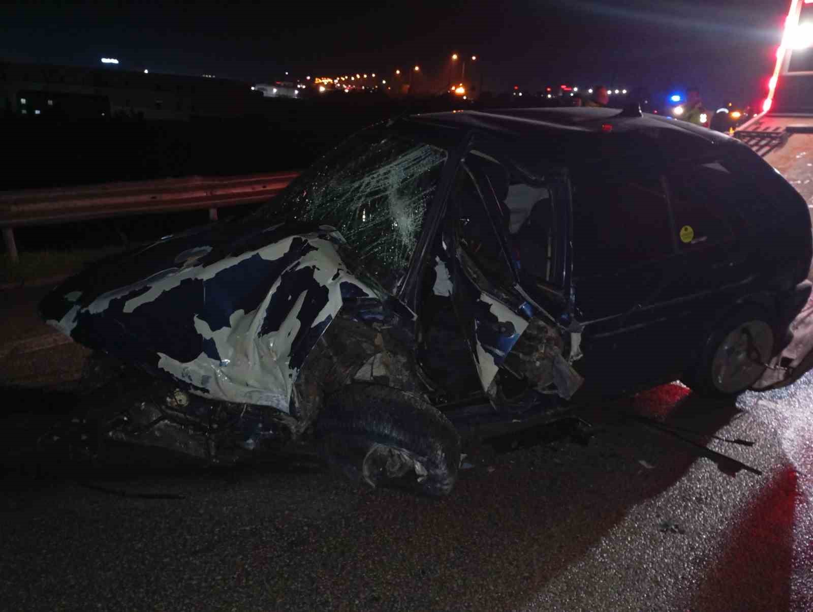Bursa’da sabah saatlerinde korkunç kaza: Bariyerlere çarpan araçta 2 kişi ağır yaralandı
