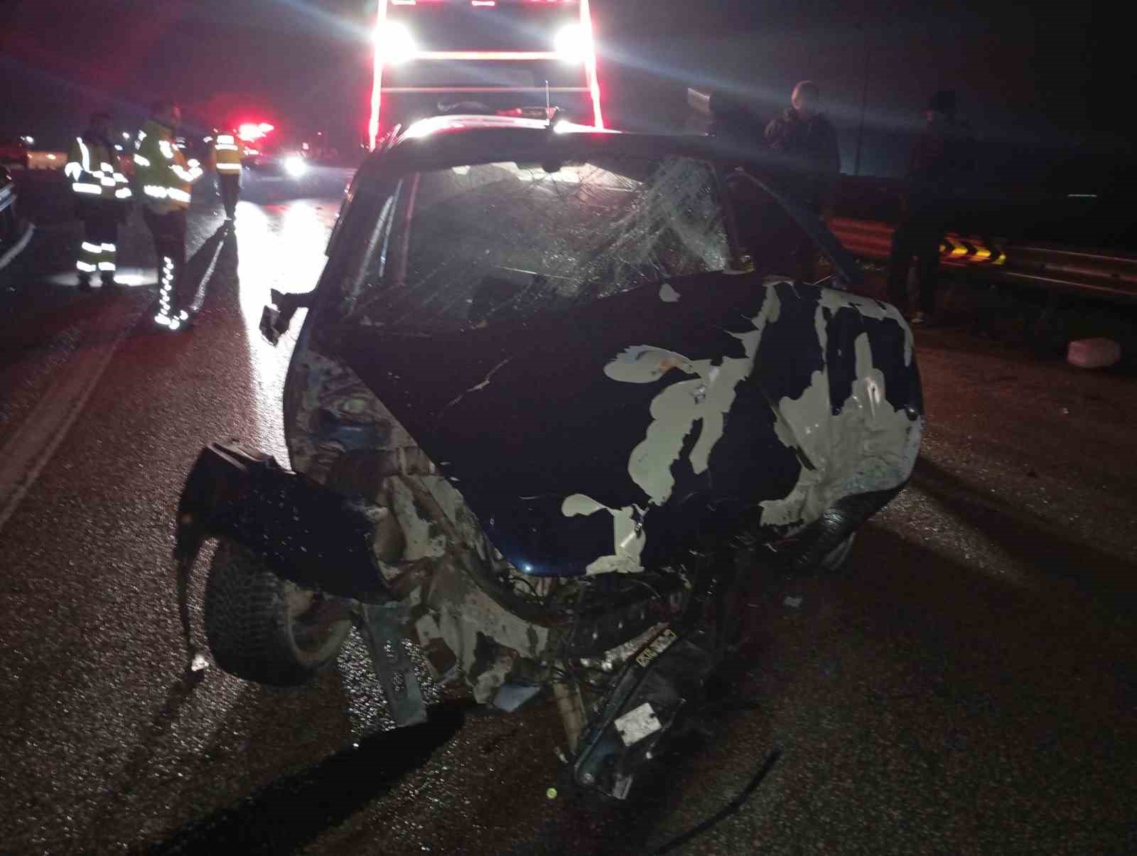 Bursa’da sabah saatlerinde korkunç kaza: Bariyerlere çarpan araçta 2 kişi ağır yaralandı
