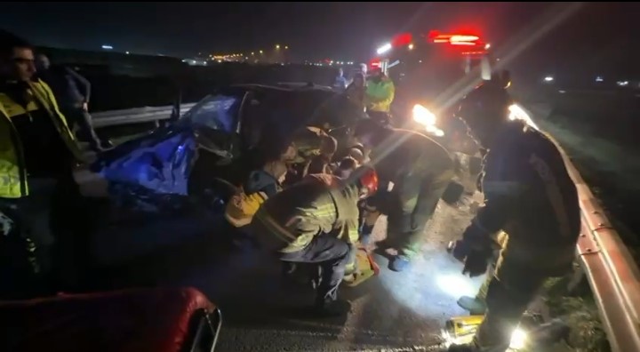 Bursa’da sabah saatlerinde korkunç kaza: Bariyerlere çarpan araçta 2 kişi ağır yaralandı

