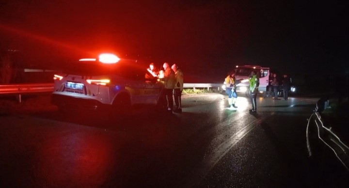 Bursa’da sabah saatlerinde korkunç kaza: Bariyerlere çarpan araçta 2 kişi ağır yaralandı
