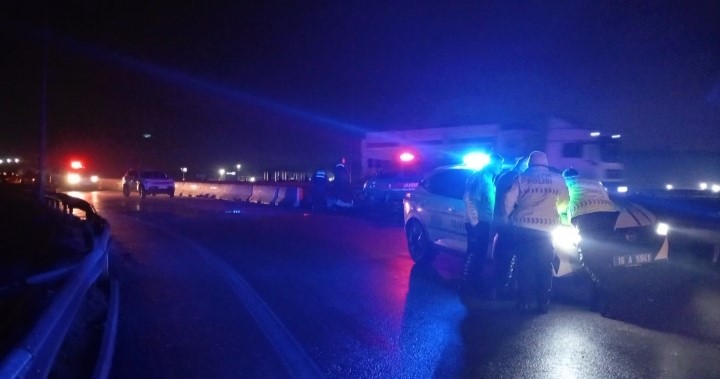 Bursa’da sabah saatlerinde korkunç kaza: Bariyerlere çarpan araçta 2 kişi ağır yaralandı
