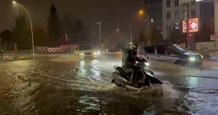 Bursa’da sağanak sonrası rögarlar taştı, cadde göle döndü
