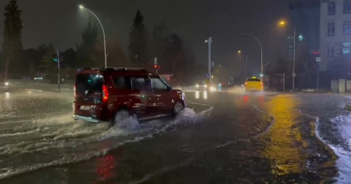 Bursa’da sağanak sonrası rögarlar taştı, cadde göle döndü
