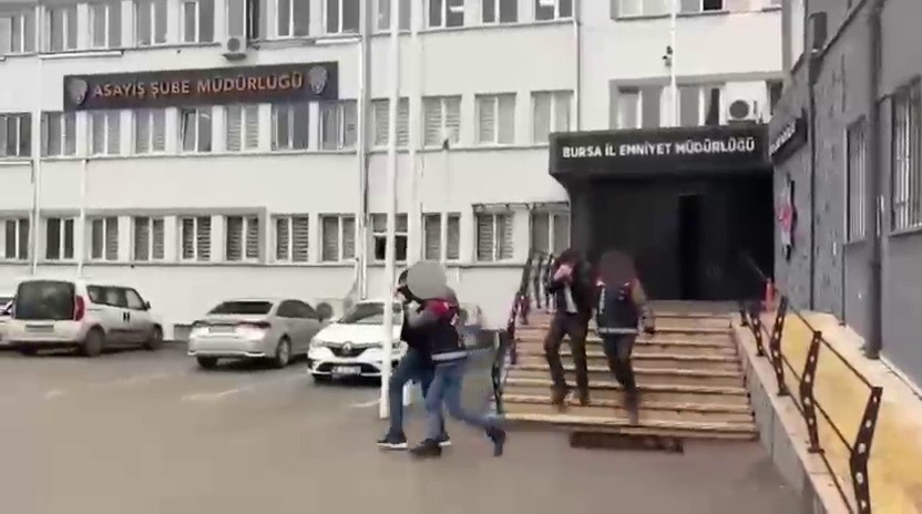 Bursa’da sahte altın vurgunu: Kuyumcuları dolandırdılar, kameralara yakalandılar
