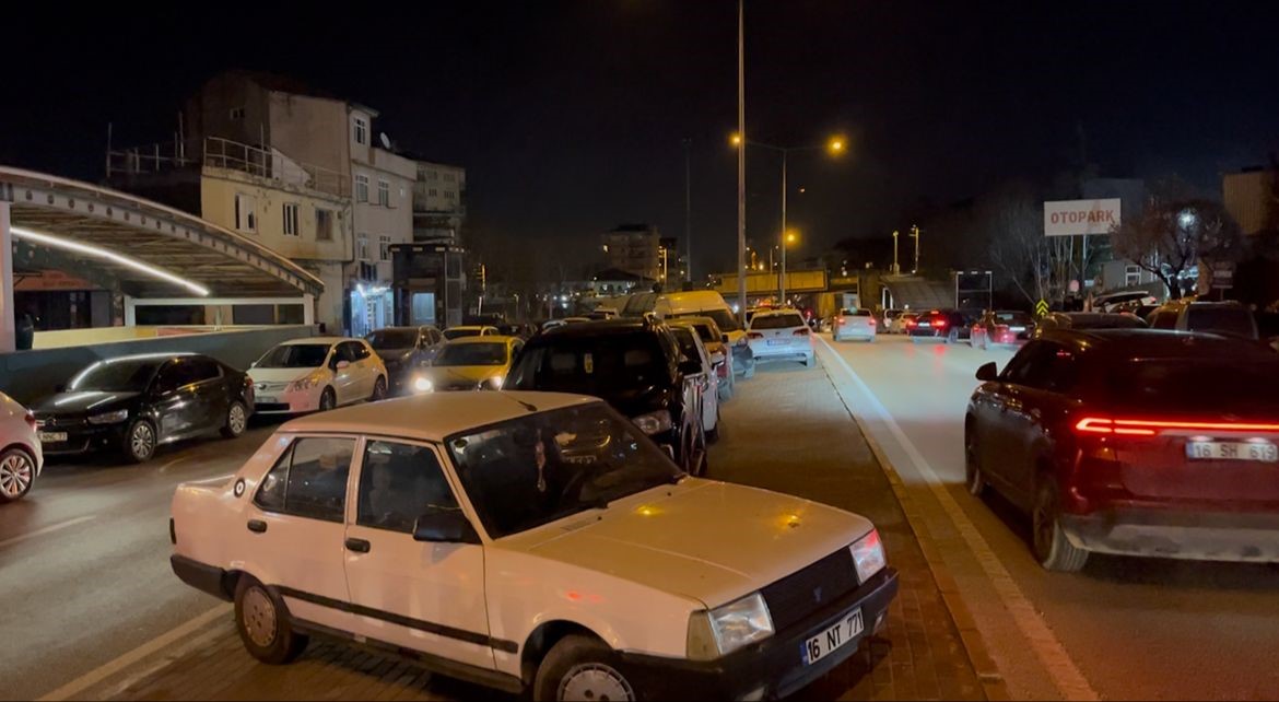 Bursa’da sahur kuyruğu kilometreyi aştı Tahanlı pide ve simit için izdiham
