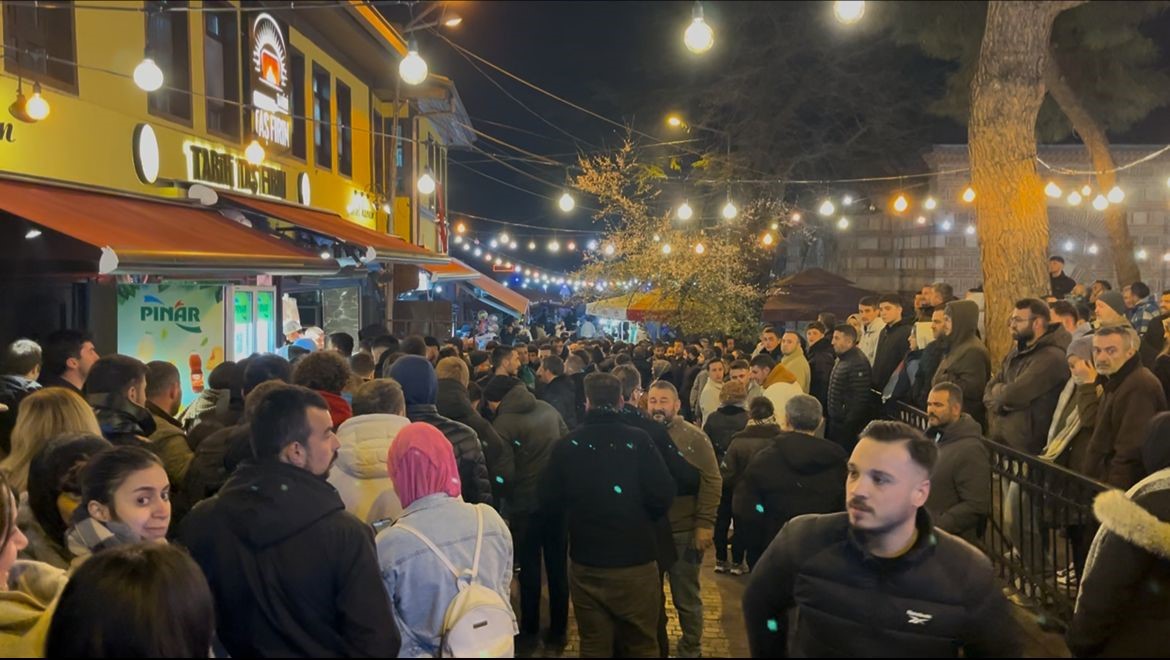 Bursa’da sahur kuyruğu kilometreyi aştı Tahanlı pide ve simit için izdiham
