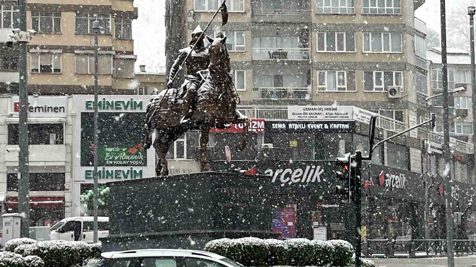 Bursa’da şehir merkezinde kar sürpriiz...Uludağ’a çıkacaklar dikkat....
Bursa’da şehir merkezinde kar sürpriiz...Uludağ’a çıkacaklar dikkat....