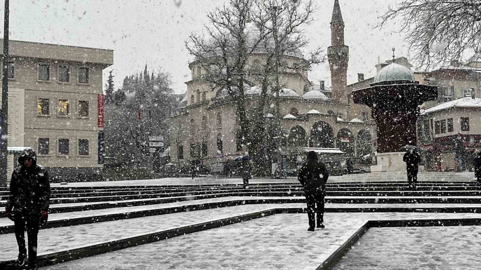 Bursa’da şehir merkezinde kar sürpriiz...Uludağ’a çıkacaklar dikkat....
Bursa’da şehir merkezinde kar sürpriiz...Uludağ’a çıkacaklar dikkat....