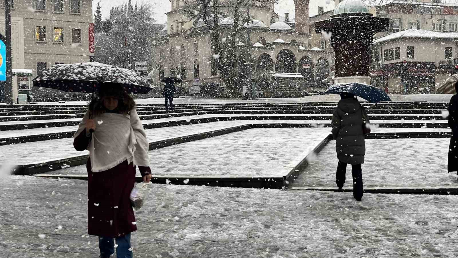 Bursa’da şehir merkezinde kar sürpriiz...Uludağ’a çıkacaklar dikkat....
Bursa’da şehir merkezinde kar sürpriiz...Uludağ’a çıkacaklar dikkat....
