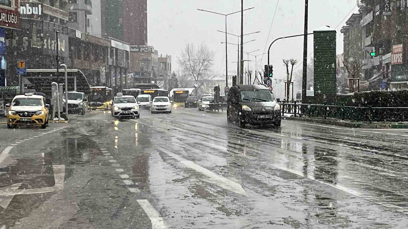 Bursa’da şehir merkezinde kar sürpriiz...Uludağ’a çıkacaklar dikkat....
Bursa’da şehir merkezinde kar sürpriiz...Uludağ’a çıkacaklar dikkat....