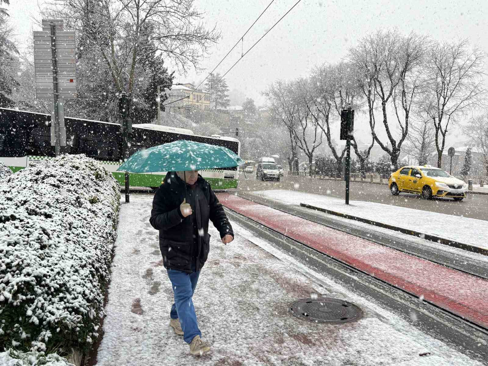 Bursa’da şehir merkezinde kar sürpriiz...Uludağ’a çıkacaklar dikkat....
Bursa’da şehir merkezinde kar sürpriiz...Uludağ’a çıkacaklar dikkat....