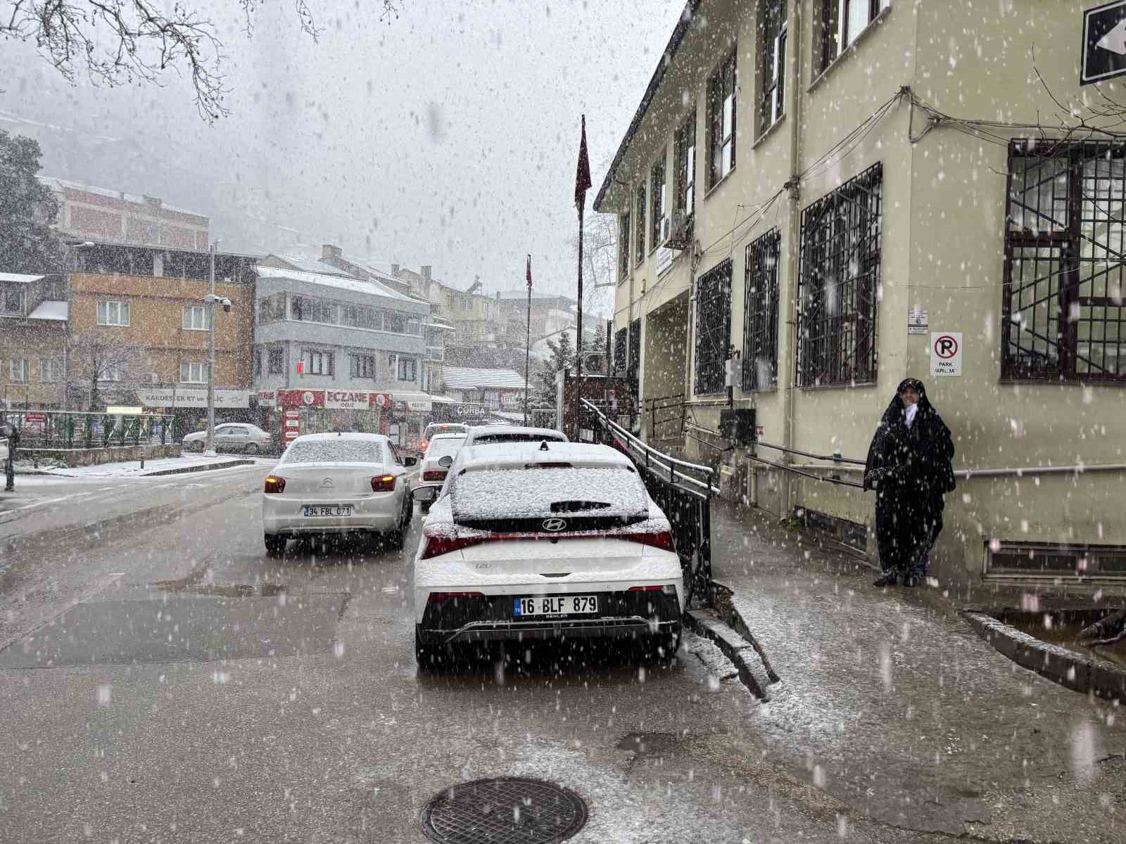 Bursa’da şehir merkezinde kar sürpriiz...Uludağ’a çıkacaklar dikkat....
Bursa’da şehir merkezinde kar sürpriiz...Uludağ’a çıkacaklar dikkat....