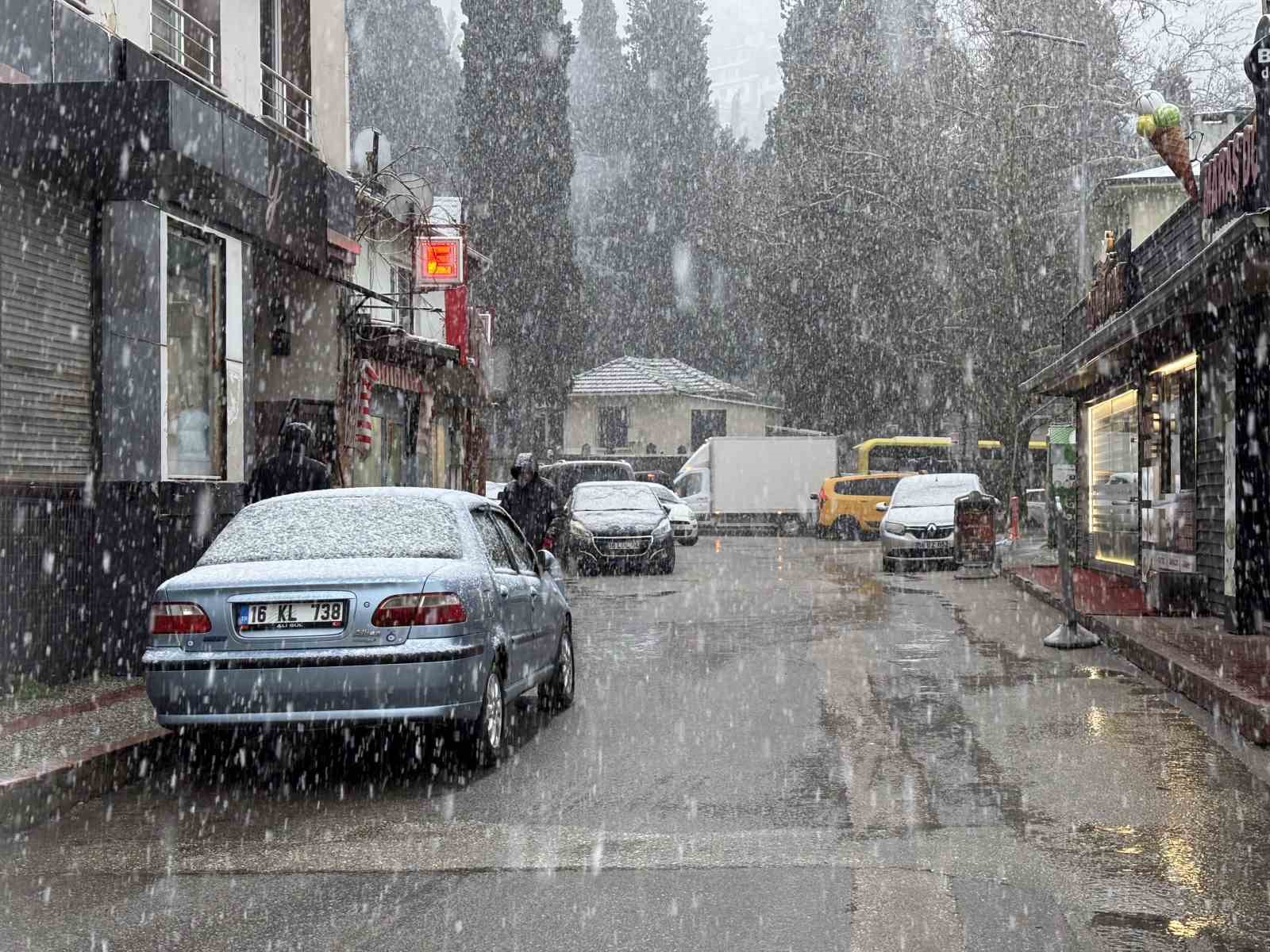 Bursa’da şehir merkezinde kar sürpriiz...Uludağ’a çıkacaklar dikkat....
Bursa’da şehir merkezinde kar sürpriiz...Uludağ’a çıkacaklar dikkat....