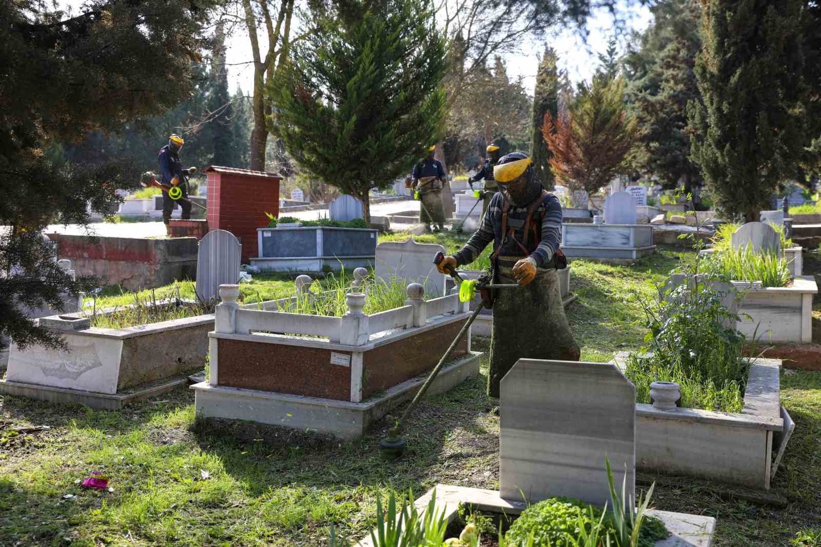 Bursa’da şehitlik ve mezarlıklar bayrama hazır
