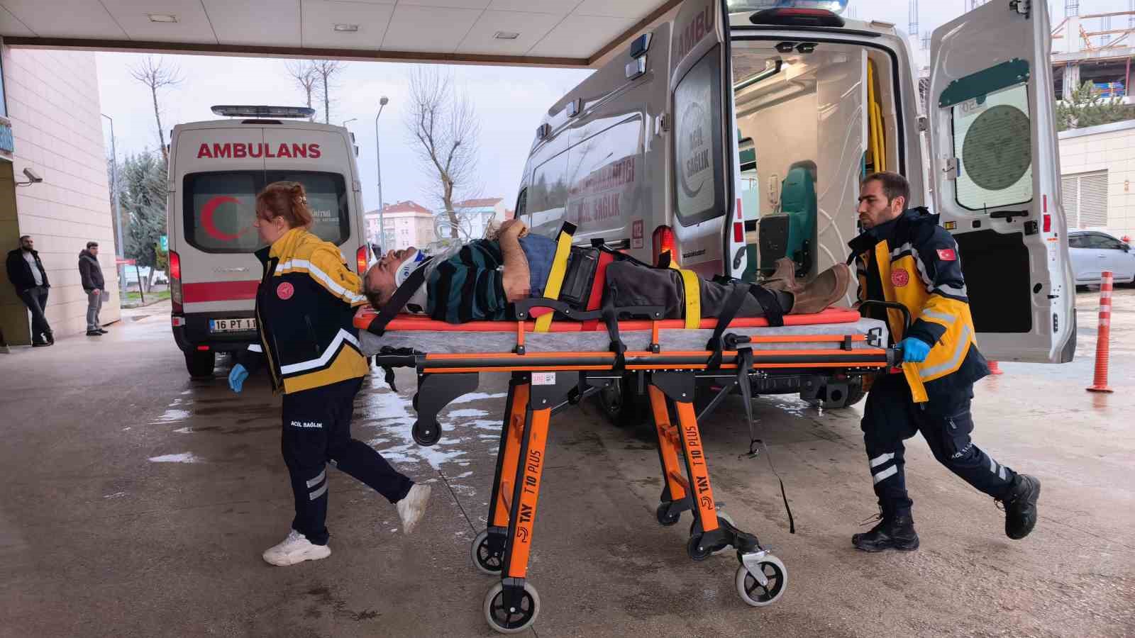 Bursa’da servis minibüsünden inen sürücüye araç çarptı
