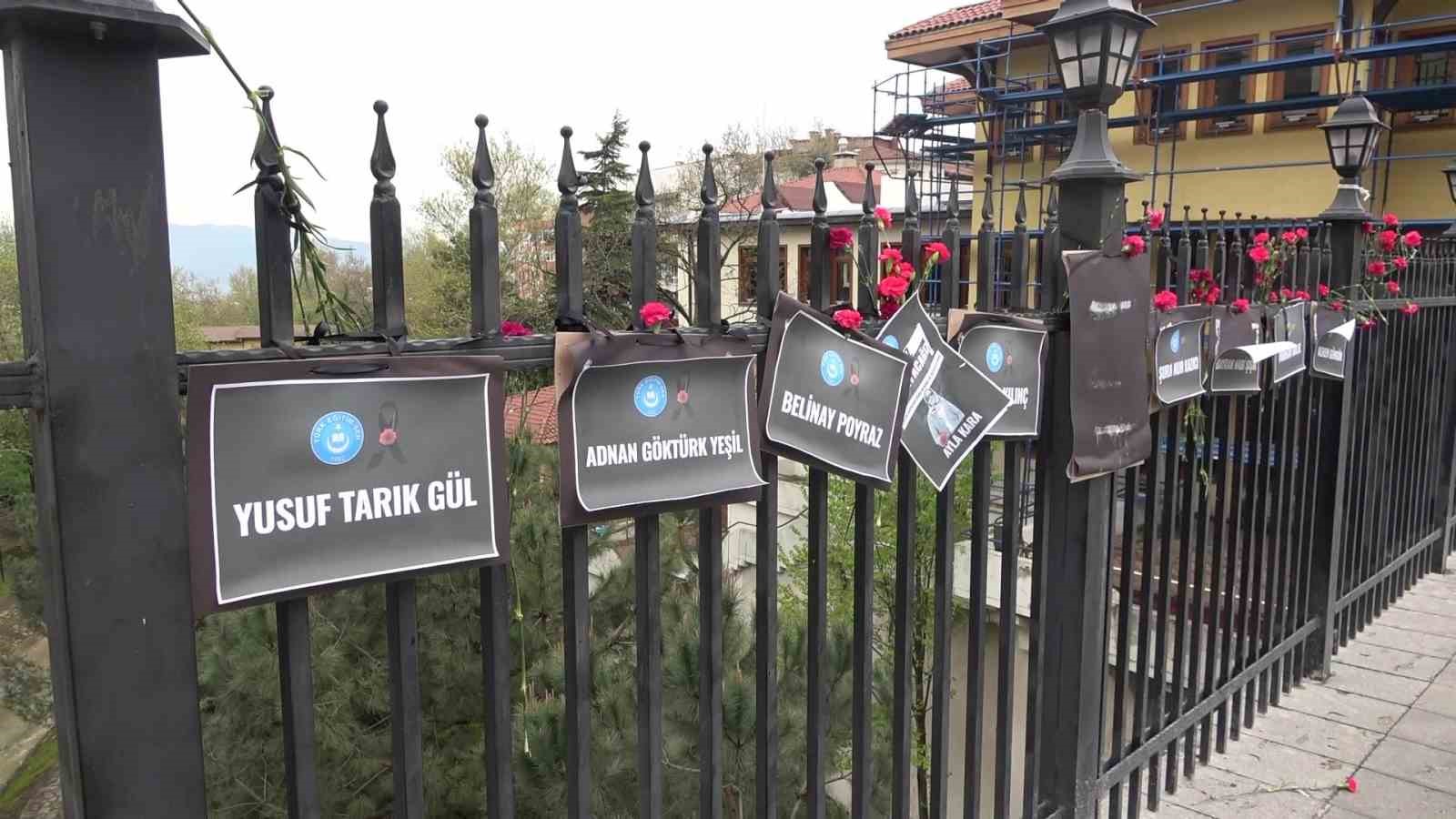 Bursa’da Setbaşı Köprüsü karanfillerle donatıldı
