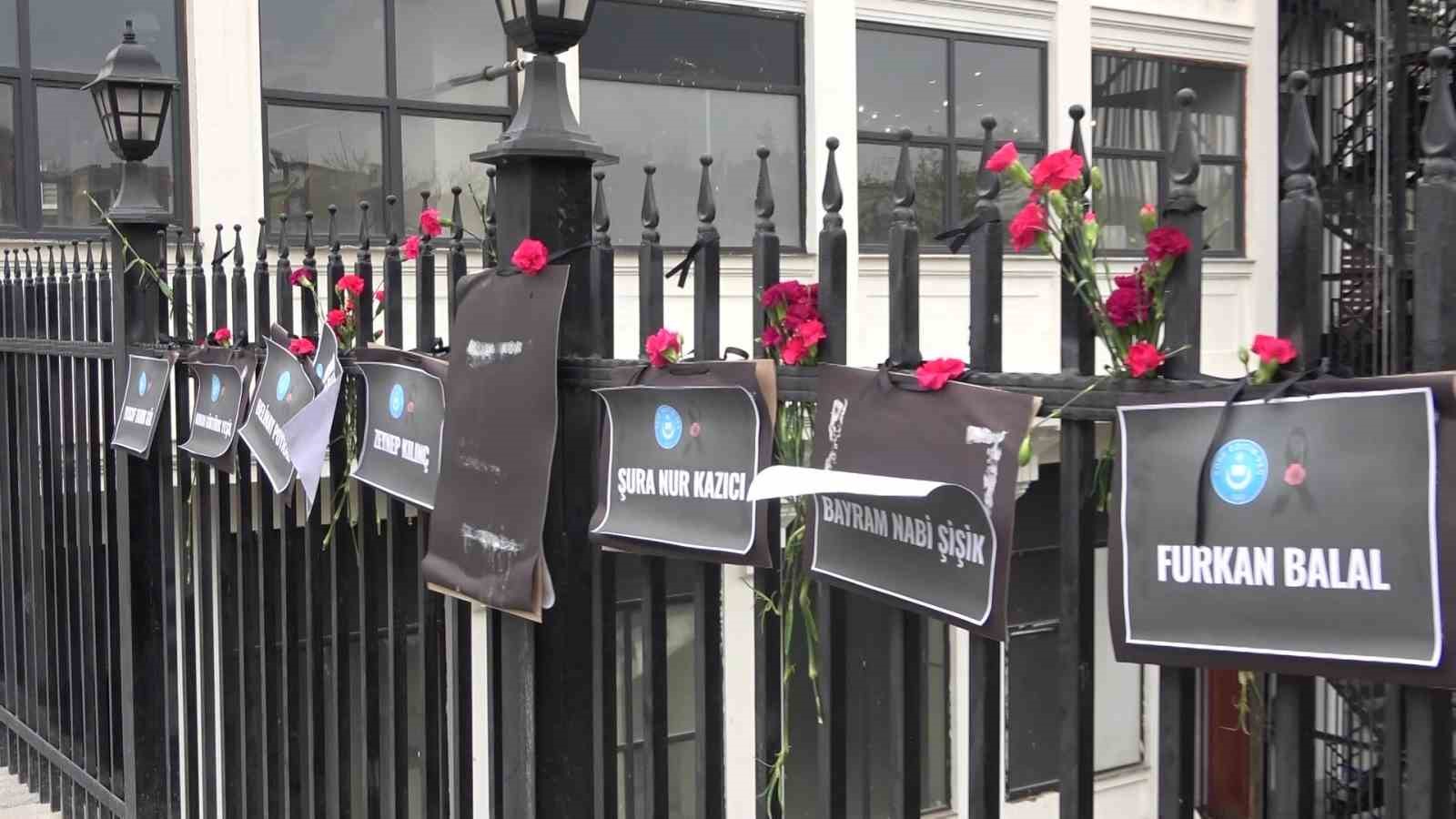 Bursa’da Setbaşı Köprüsü karanfillerle donatıldı
