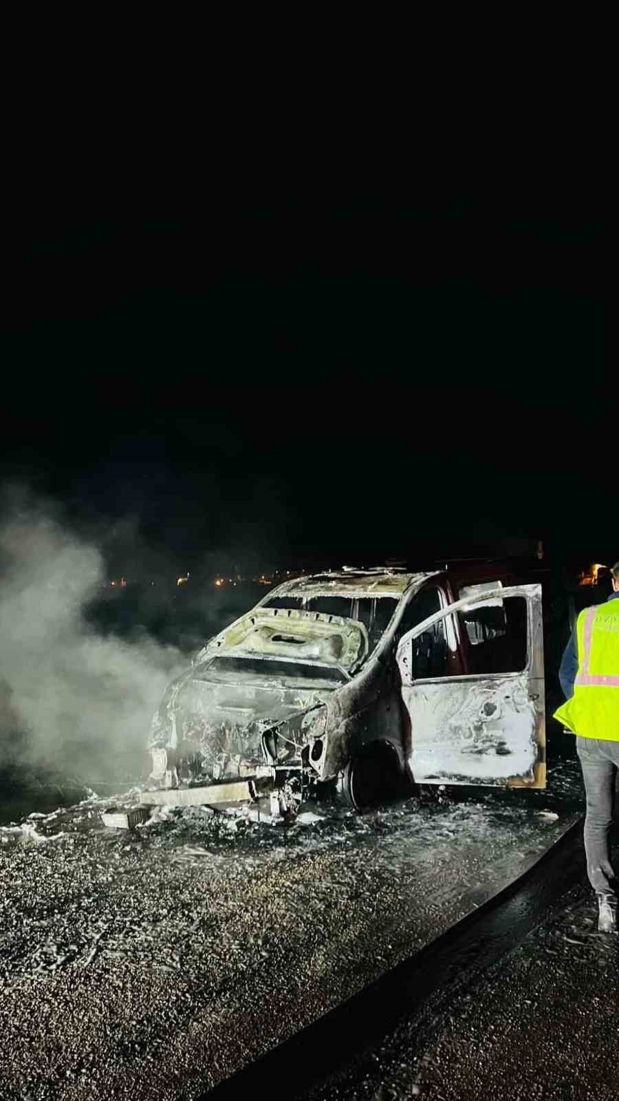 Bursa’da seyir halindeki araç alevlere teslim oldu
