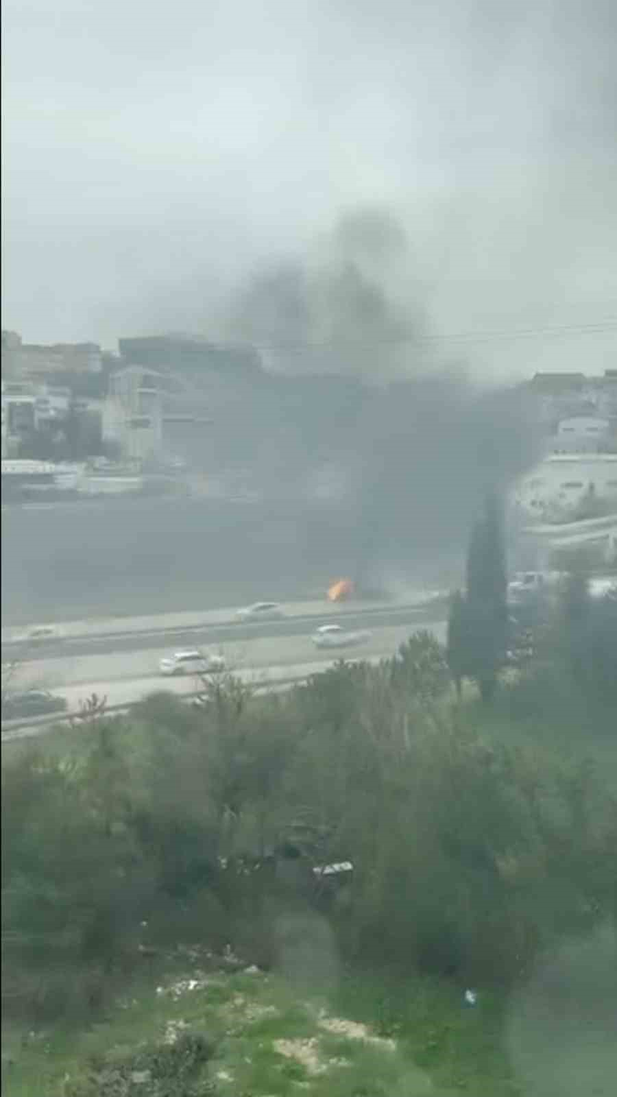 Bursa’da seyir halindeki kamyonet alev alev yandı
