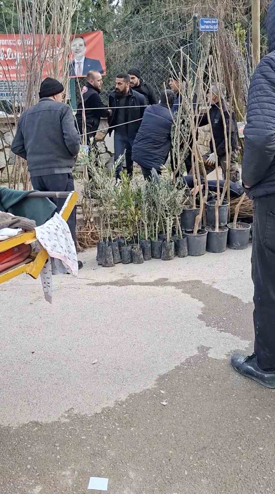 Bursa’da seyyar satıcılardan zabıtaya bıçaklı saldırı, 1 zabıta yaralandı
