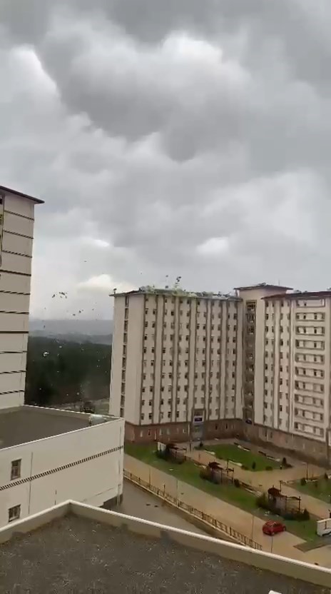 Bursa’da şiddetli fırtına çatıları böyle uçurdu
