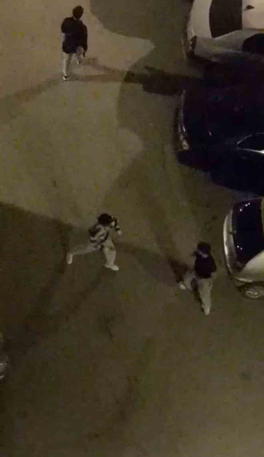 Bursa’da sokak ortasında boks ringlerini aratmayan kavga kamerada
