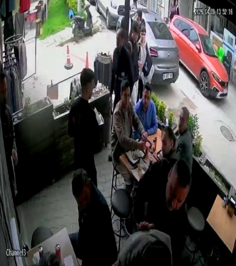 Bursa’da soluk borusuna yemek kaçan vatandaş Heimlich manevrasıyla kurtarıldı
