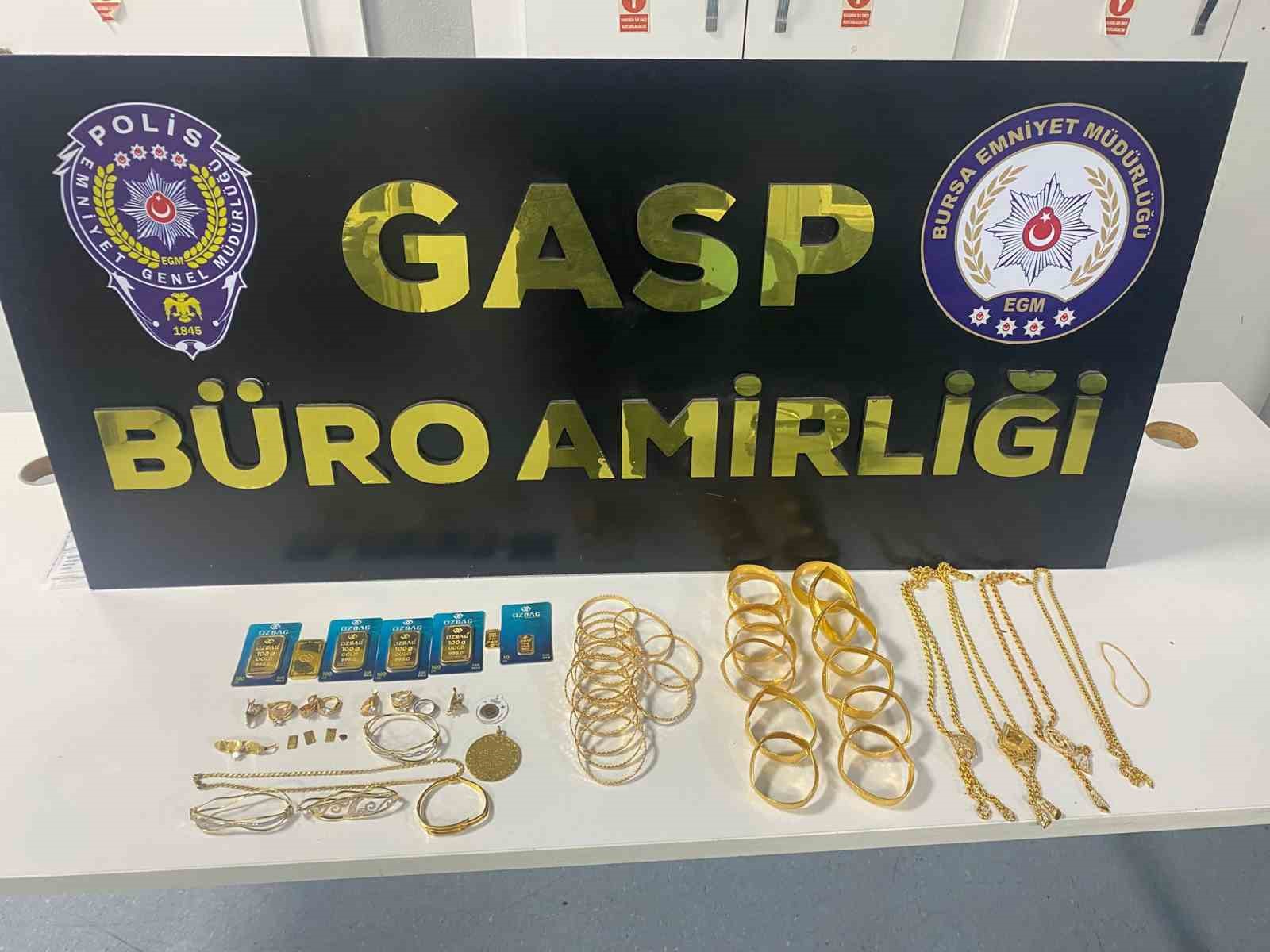 Bursa’da soygun senaryosunu polis yutmadı...20 milyonluk sahte gasp planı çökertildi: 5 kişi tutuklandı
Bursa’da soygun senaryosunu polis yutmadı...20 milyonluk sahte gasp planı çökertildi: 5 kişi tutuklandı