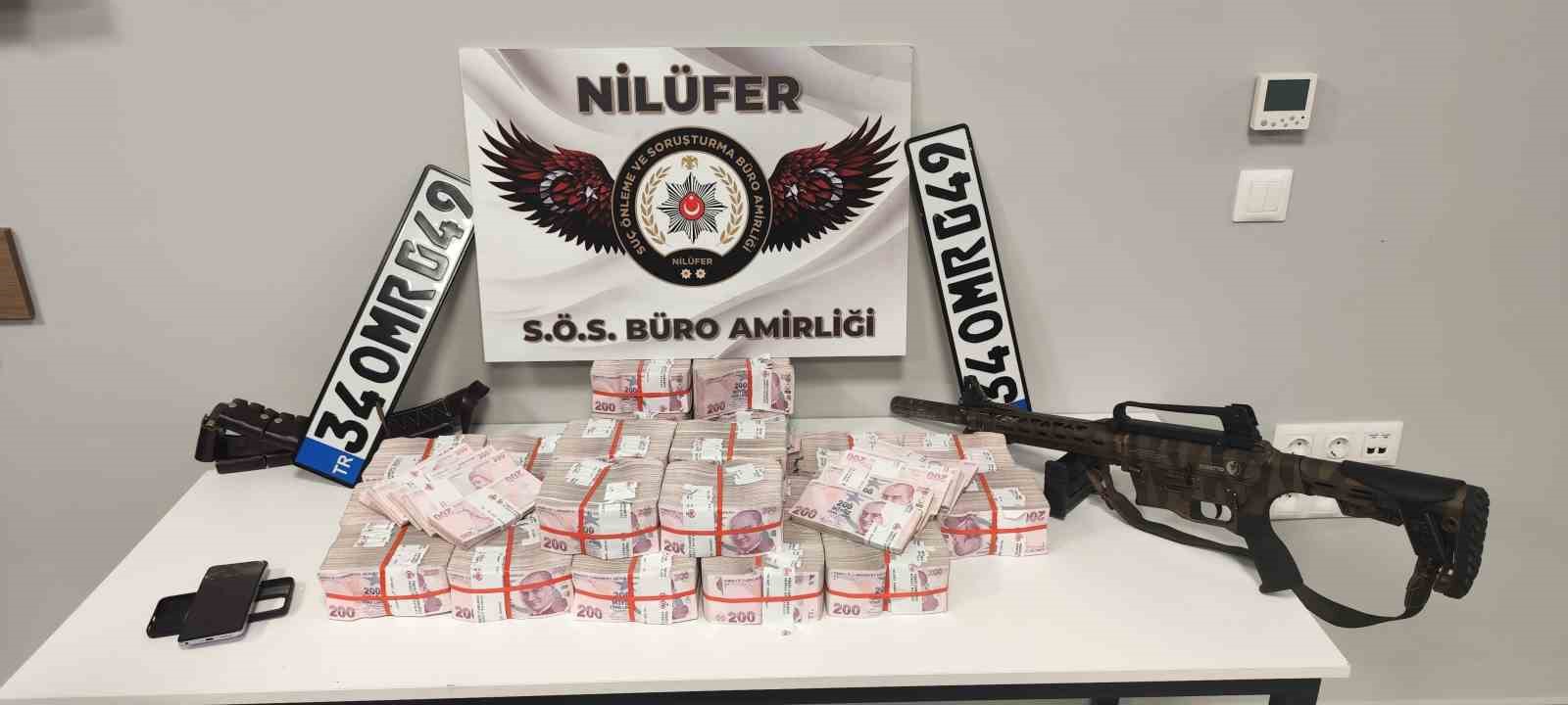 Bursa’da soygun senaryosunu polis yutmadı...20 milyonluk sahte gasp planı çökertildi: 5 kişi tutuklandı
Bursa’da soygun senaryosunu polis yutmadı...20 milyonluk sahte gasp planı çökertildi: 5 kişi tutuklandı