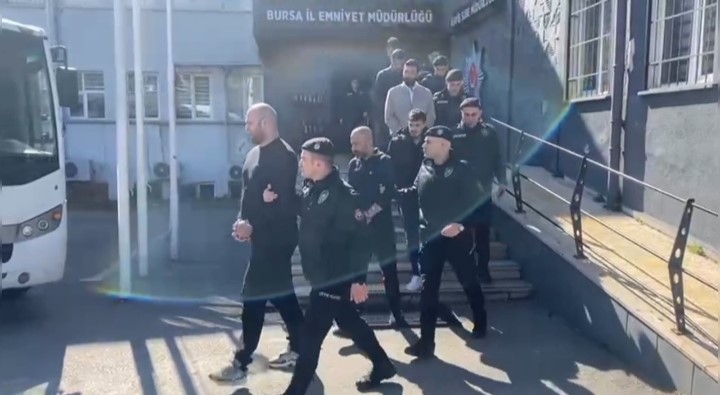 Bursa’da soygun senaryosunu polis yutmadı...20 milyonluk sahte gasp planı çökertildi: 5 kişi tutuklandı
Bursa’da soygun senaryosunu polis yutmadı...20 milyonluk sahte gasp planı çökertildi: 5 kişi tutuklandı